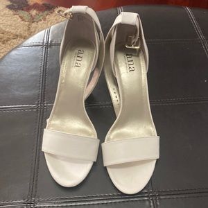 A.n.a pre owned white Slippers shoes 7 1/2 M